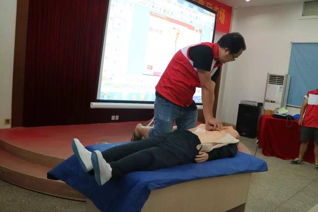良庆区红十字会在广西方略药业集团开展消防应急救护实战演练培训